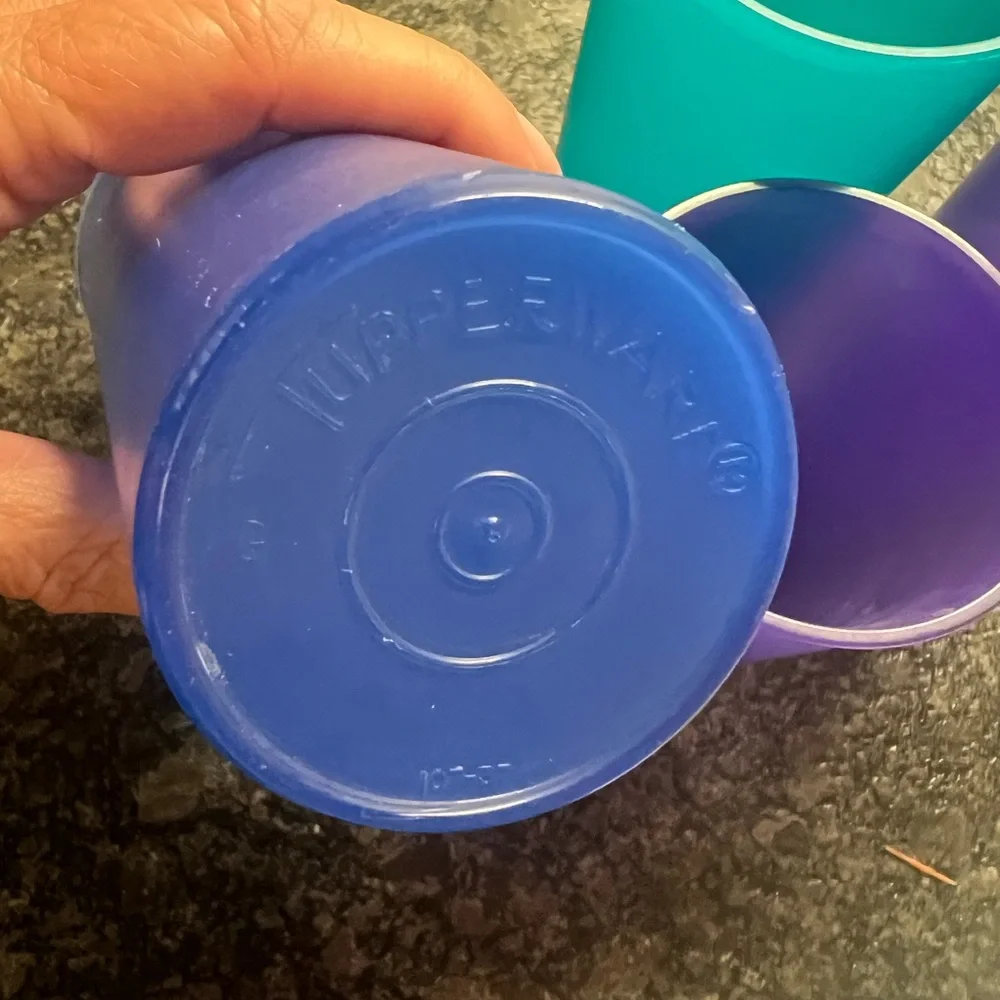 Set of 4 Tupperware Plastic Tumblers 3-16 Oz and 1-12 Oz. VintageExc condition